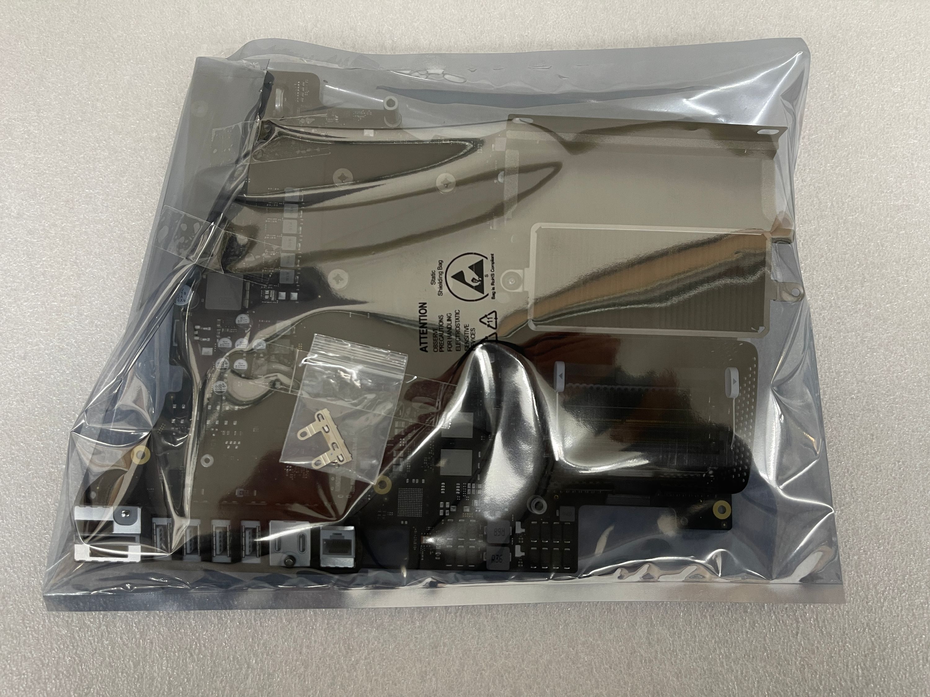 A2115 2020 Logicboard i9 10-Core 3,6GHz 1TB SSD RP5300 4GB