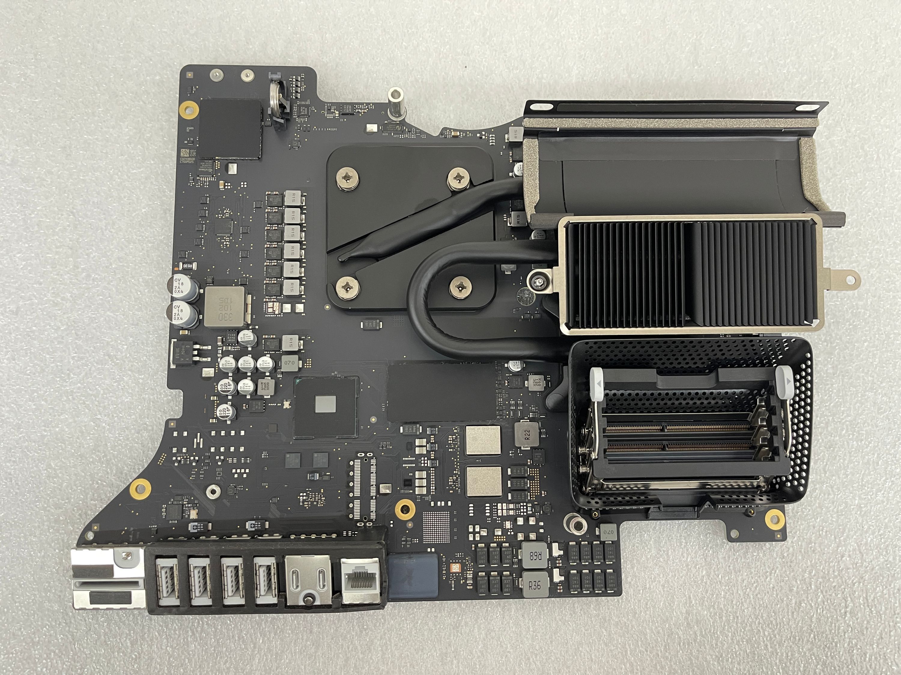 A2115 2020 Logicboard i5 6-Core 3,1 256GB SSD RP5300 4GB